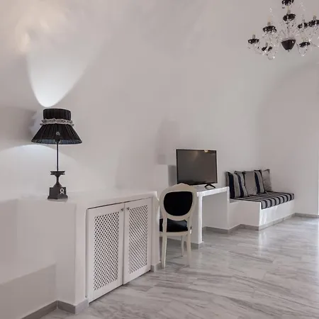 Contemporary Santorini - 1 Bedroom - Lunarious - Private Jacuzzi And Astonishing Caldera Sea Views - Fira فيلة ثيرا